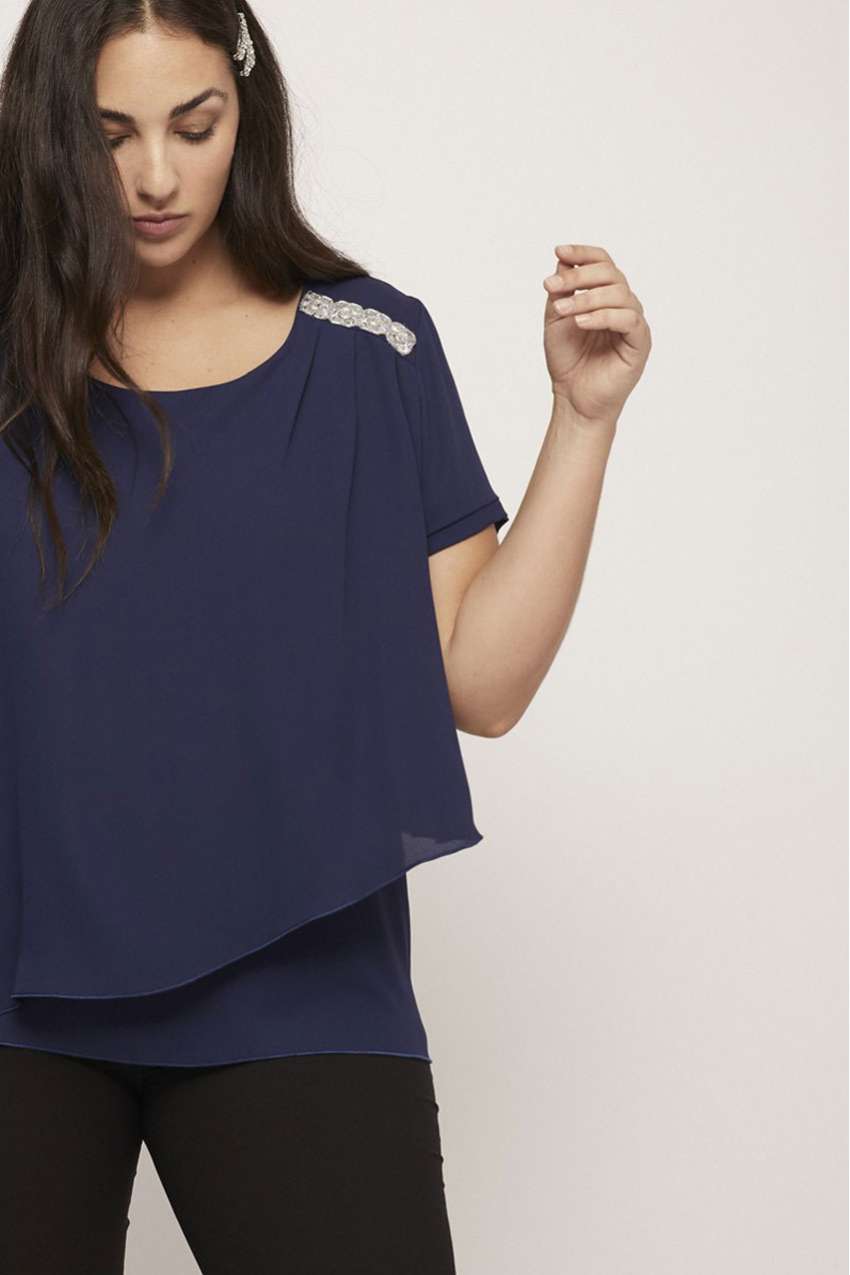 Blusa asimmetrica, con applicazione sulla spalla, SPG Woman, taglie curvy  Colore Blu Taglia 2XL(54-56)